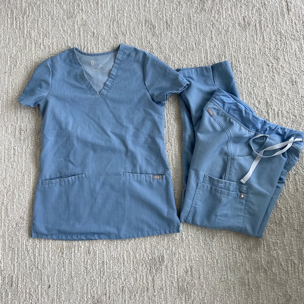 Figs scrub set XXS in top, XSP in pants Heather Indigo color